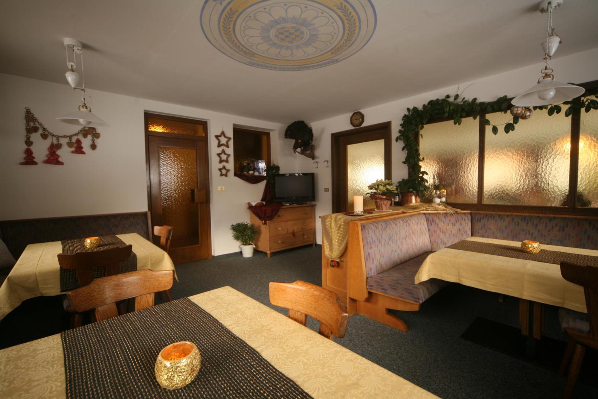 Garni Iosc Hotel San Vigilio Di Marebbe Exterior photo